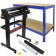720-mm-Vinylschneider in Schwarz mit rotem Logo, daneben ein blauer Q-rax-Werkbank-Bundle aus Holz und Metall, Zubehör wie Folien und Werkzeug sichtbar