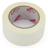 Ein runder, breiter, weißer Klebeband-Roller mit glatter Oberfläche und starkem Kleber, ideal für Bastel- und Reparaturarbeiten