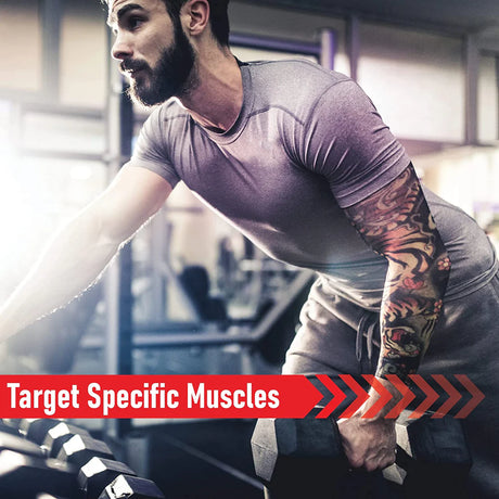 Mann mit tätowiertem Arm hebt eine 40 kg Hex-Hantel in einem Fitnessstudio, trägt ein graues T-Shirt und konzentriert sich auf das Training