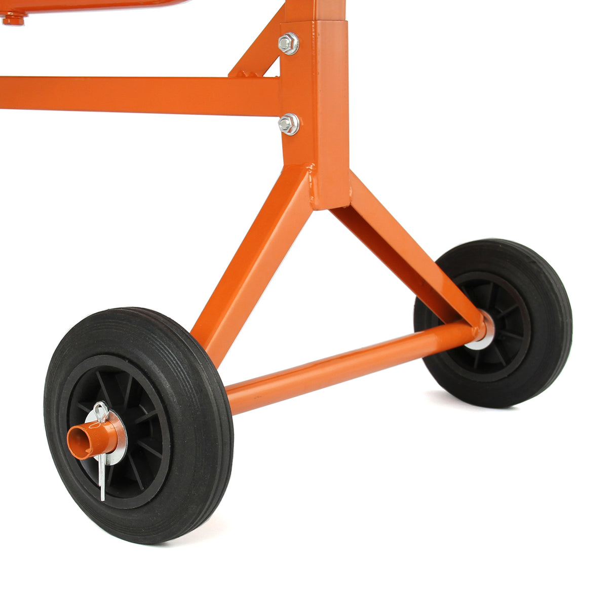 Robuste orangefarbene Stahlkonstruktion eines 70-Liter-Elektro-Zementmischers mit stabilen schwarzen Gummirädern und einem praktischen Kellenset