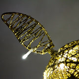 Goldene LED-Rentiere mit glitzerndem Drahtgeflecht, das sanft leuchtet, ideal für festliche Dekorationen und stimmungsvolle Beleuchtung
